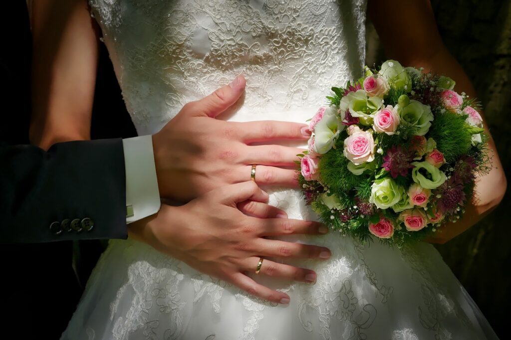 Smoke the bride and groom with rings